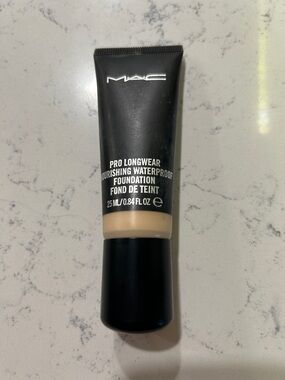 MAC Cosmetics Pro Longwear Nourishing Waterproof Foundation - NC15.